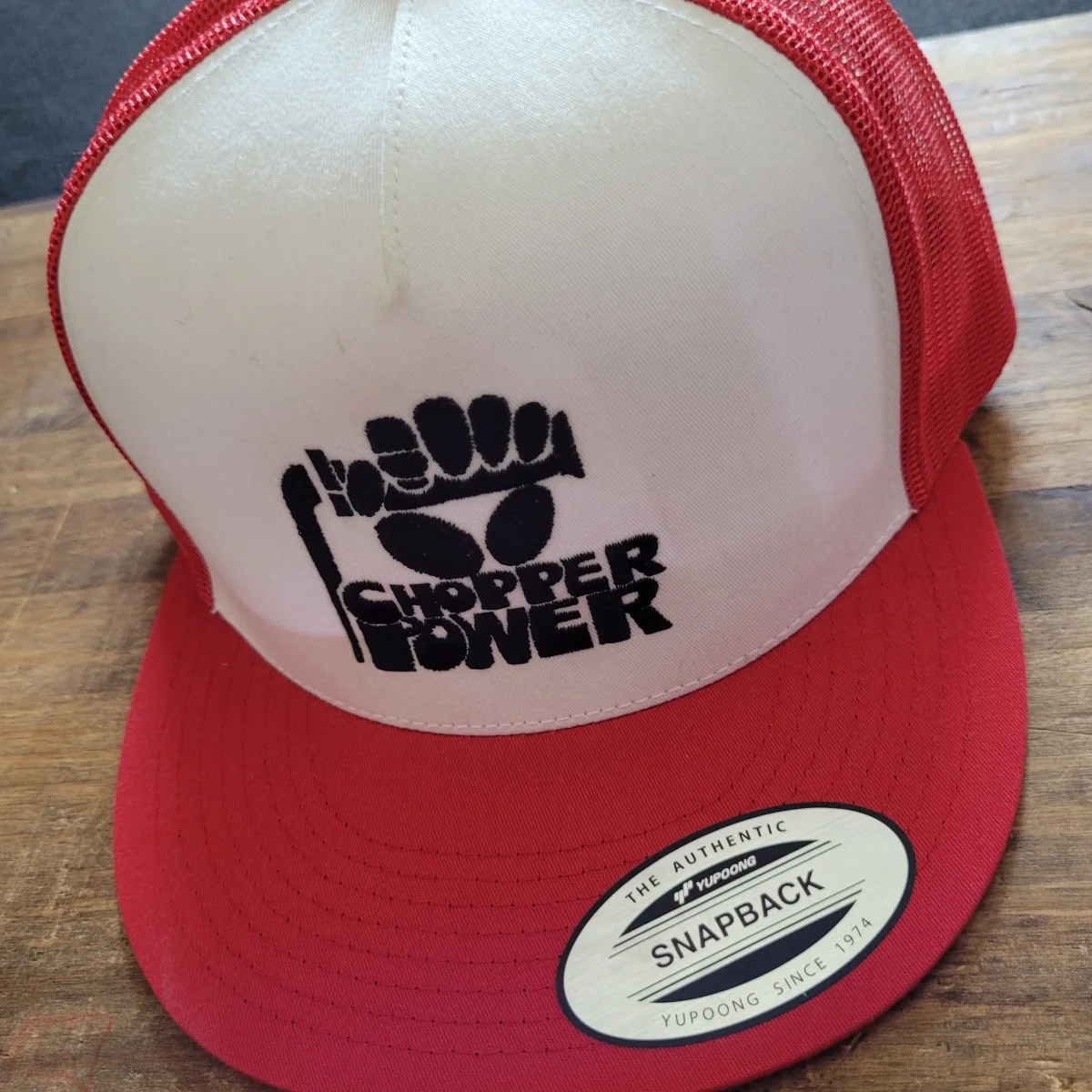 Trucker Cap Brodé "CHOPPER POWER" Version Fond Blanc / Rouge – Image 7