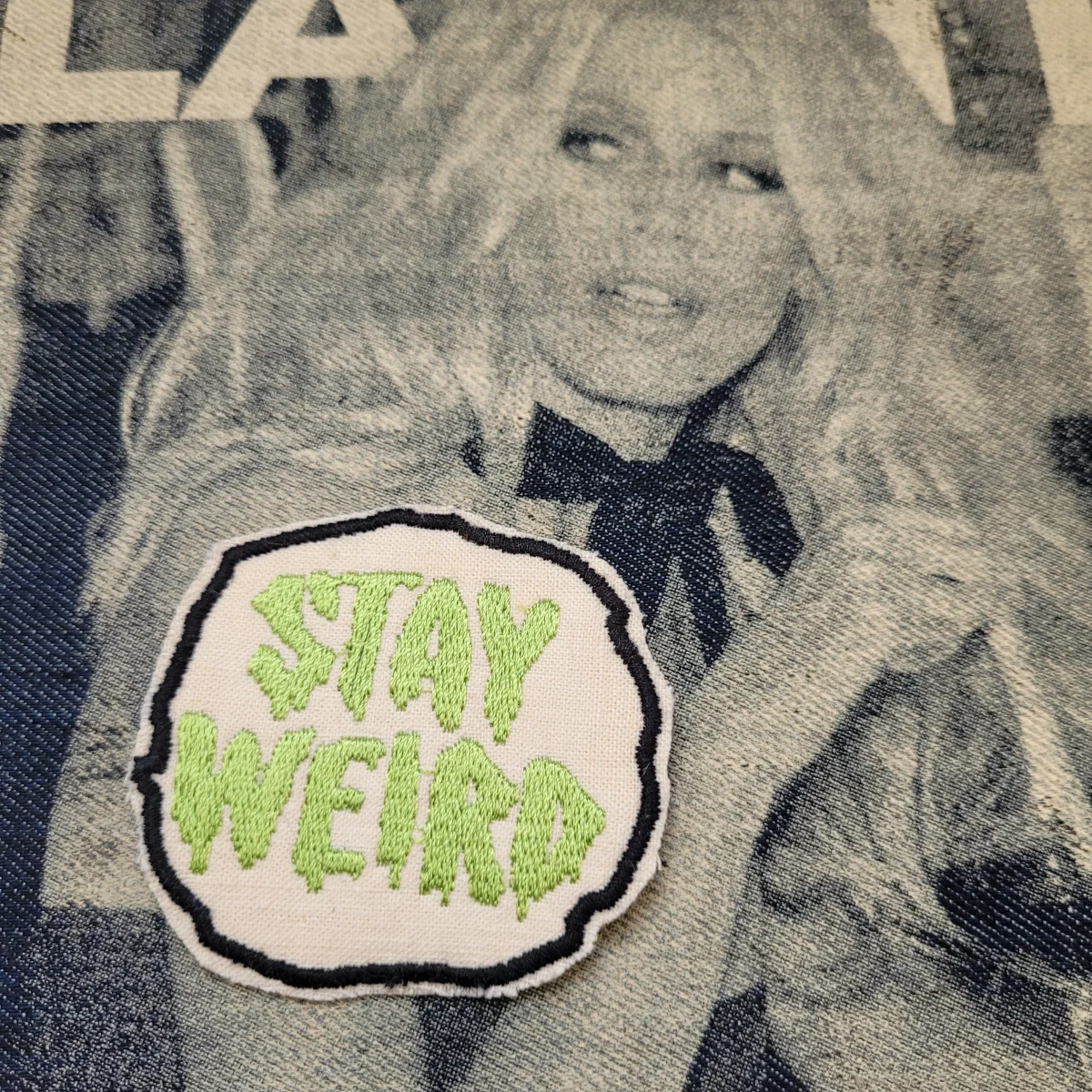 Patch Brodé "Stay weird" Version Vert EN VIEUX TISSU COTON – Image 6