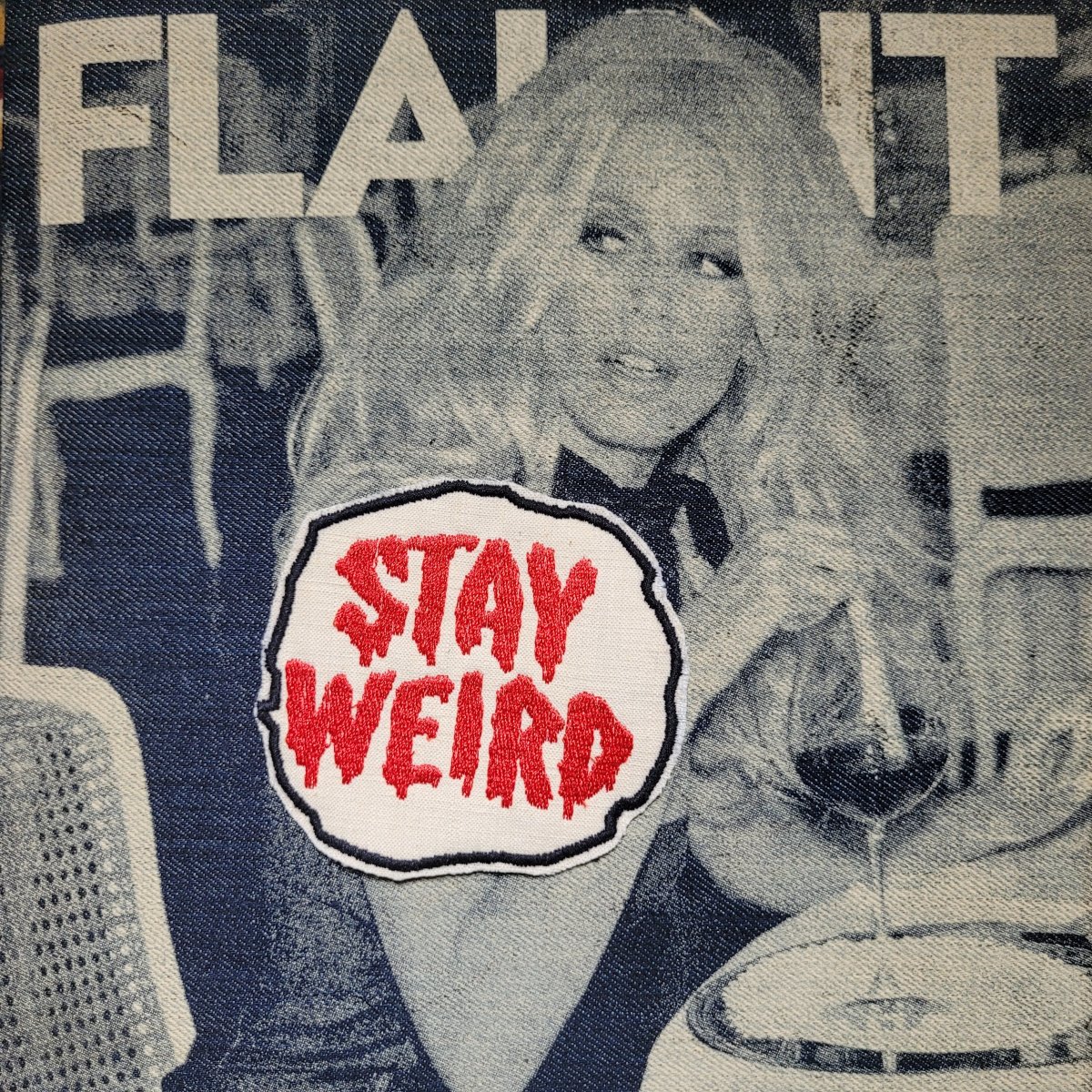 Patch Brodé "Stay weird" GRAND MODÈLE Version rouge SUR VIEUX TISSU COTON – Image 6