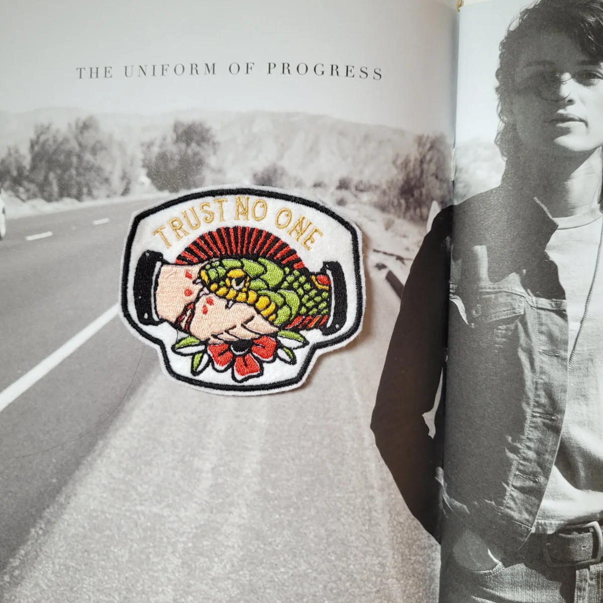 Patch brodé "Trust no one" – Image 5