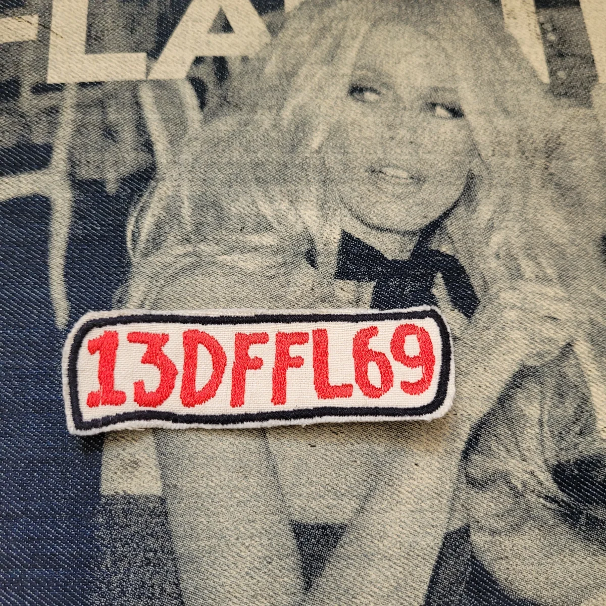 Patch Brodé "13DFFL69" Version Écru/Rouge/Noir EN VIEUX TISSU COTON – Image 4