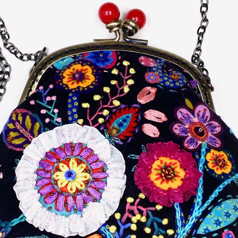 Petit sac noir en velours brodé de fleurs – Image 4