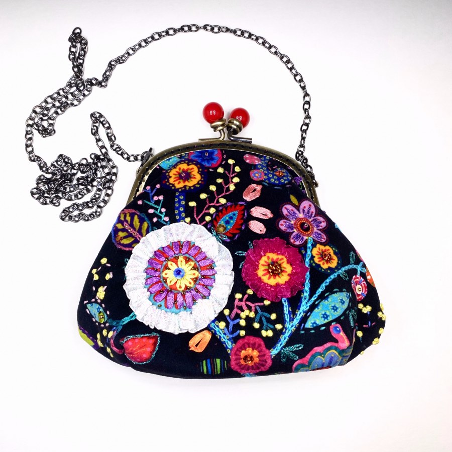 Petit sac noir en velours brodé de fleurs – Image 3