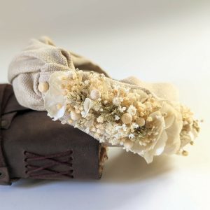 Serre-tête artisanal orné de fleurs séchées & stabilisées beiges, Luna