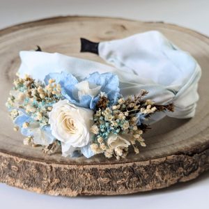 Serre-tête artisanal orné de fleurs stabilisées aux nuances bleu ciel, Jennifer