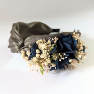 Serre-tête artisanal orné de fleurs séchées & stabilisées bleues, Mona