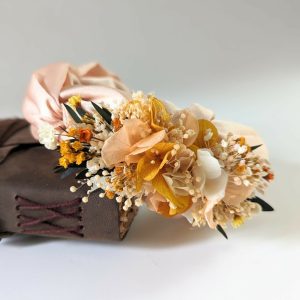 Serre-tête artisanal orné de fleurs séchées & stabilisées orangées, Chloé