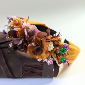 Serre-tête artisanal orné de fleurs stabilisées terracotta, oranges & violettes, Naranja