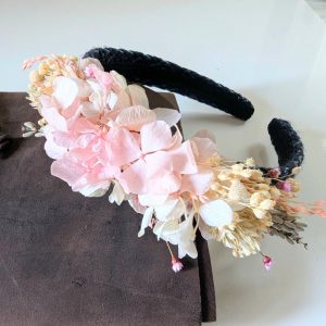Serre-tête matelassé orné d’hortensias stabilisés dans les tons rose poudré, Magalie