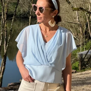 Top bleu drapé croisé volant NOA