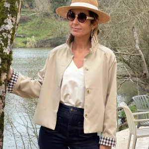 Trench beige court col montant détail vichy marine et chocolat OLIVIA